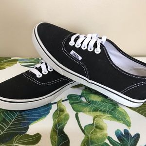 Unisex Black Vans Size 5.5 Women’s/4 Men’s